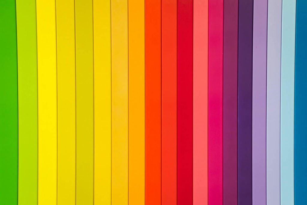 Tiras de colores vibrantes y armoniosos que forman un cautivador arco iris, símbolo de la belleza de la diversidad y la unidad